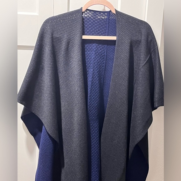 LULULEMON PRE-LOVED AUTHENTIC REVERSIBLE BLUE & BLACK SOFT COZY DESIGN WRAP - Picture 8 of 17